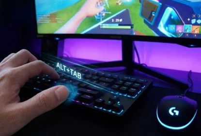 직장인이 키보드로 업무를 보는 모습, 윈도우 단축키 활용